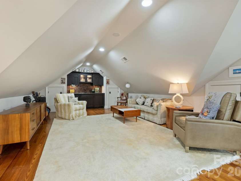 1127 Kings Drive, Charlotte, NC 28207.  MLS# CAR4346352, YatesRealty ID 14174. 