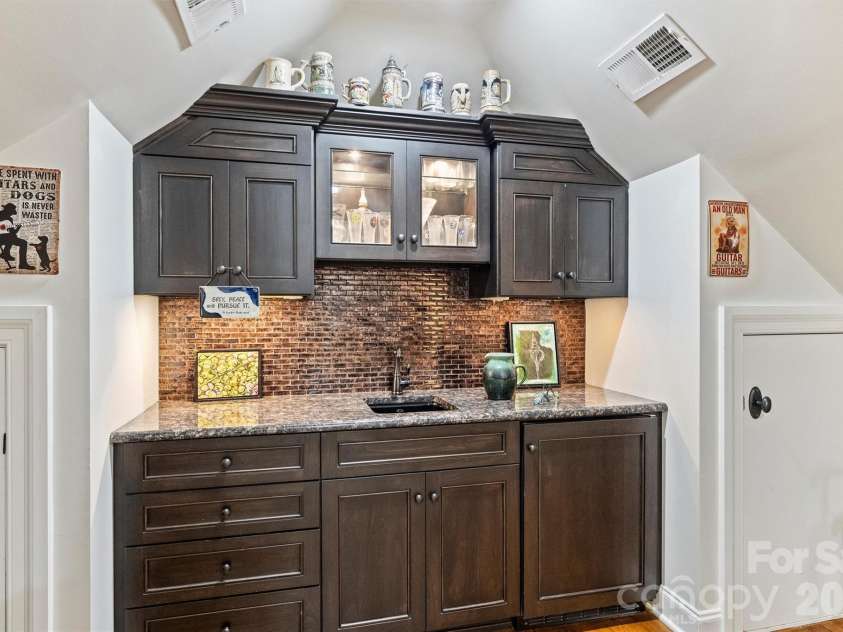 1127 Kings Drive, Charlotte, NC 28207.  MLS# CAR4346352, YatesRealty ID 14174. 