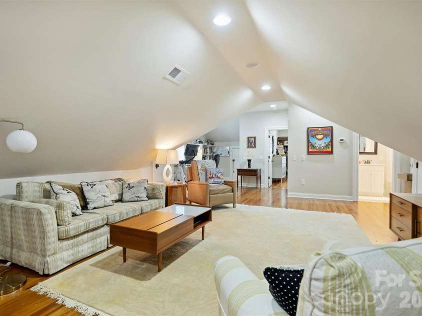 1127 Kings Drive, Charlotte, NC 28207.  MLS# CAR4346352, YatesRealty ID 14174. 