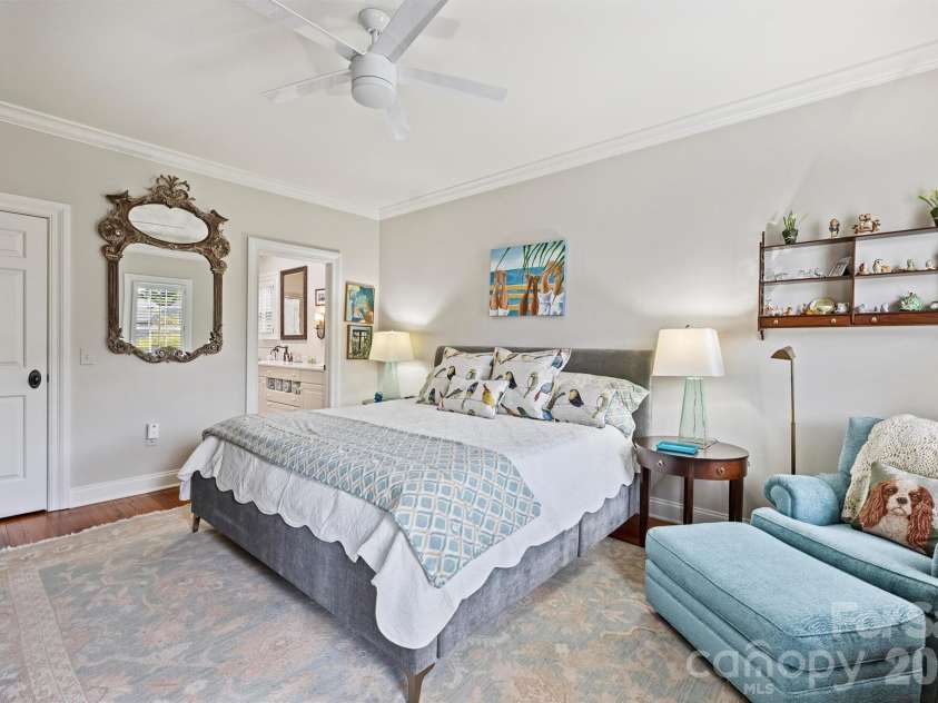 1127 Kings Drive, Charlotte, NC 28207.  MLS# CAR4346352, YatesRealty ID 14174. 