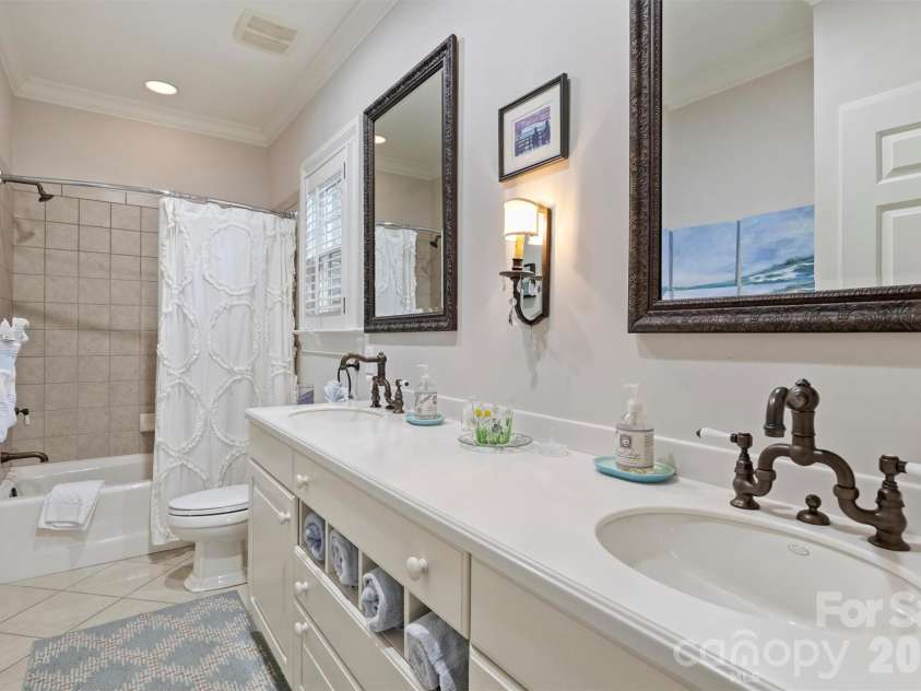 1127 Kings Drive, Charlotte, NC 28207.  MLS# CAR4346352, YatesRealty ID 14174. 