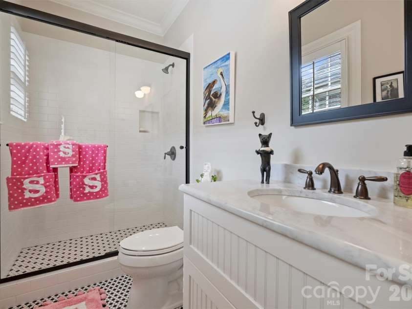 1127 Kings Drive, Charlotte, NC 28207.  MLS# CAR4346352, YatesRealty ID 14174. 