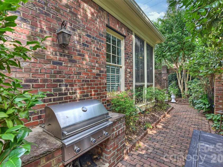 1127 Kings Drive, Charlotte, NC 28207.  MLS# CAR4346352, YatesRealty ID 14174. 