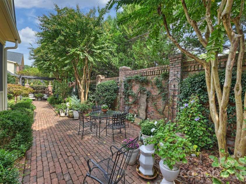 1127 Kings Drive, Charlotte, NC 28207.  MLS# CAR4346352, YatesRealty ID 14174. 