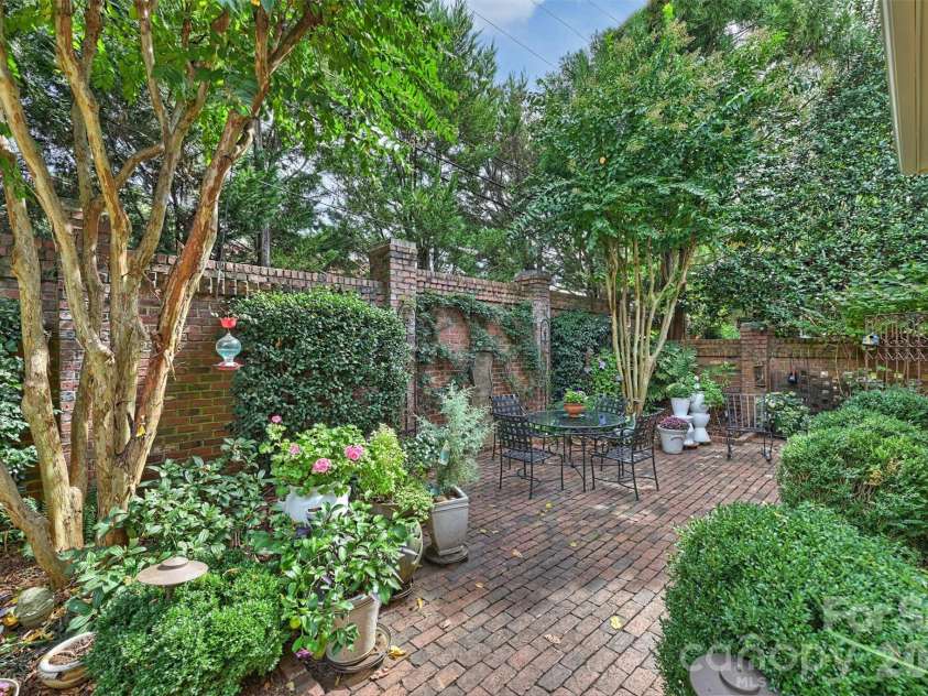 1127 Kings Drive, Charlotte, NC 28207.  MLS# CAR4346352, YatesRealty ID 14174. 