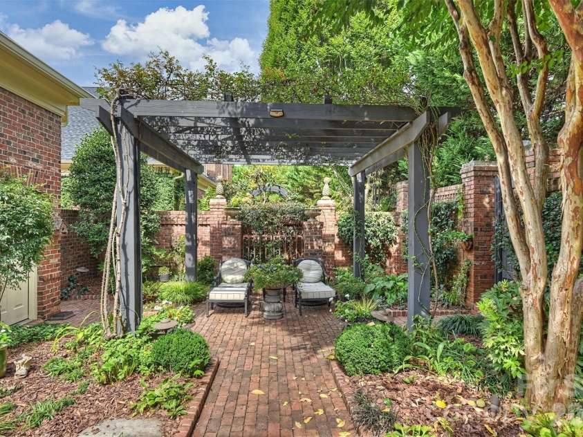 1127 Kings Drive, Charlotte, NC 28207.  MLS# CAR4346352, YatesRealty ID 14174. 