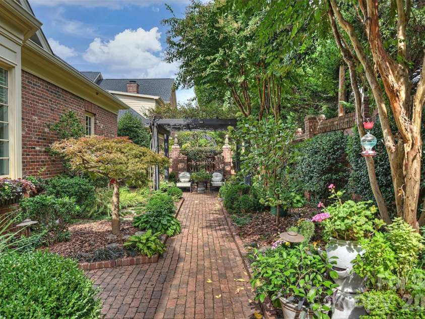1127 Kings Drive, Charlotte, NC 28207.  MLS# CAR4346352, YatesRealty ID 14174. 