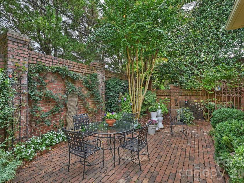 1127 Kings Drive, Charlotte, NC 28207.  MLS# CAR4346352, YatesRealty ID 14174. Private yard/garden (full back and side)