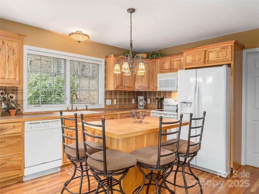 360 Laurel Ridge Road, Maggie Valley, NC 28751.  MLS# CAR4240405, YatesRealty ID 14176. 