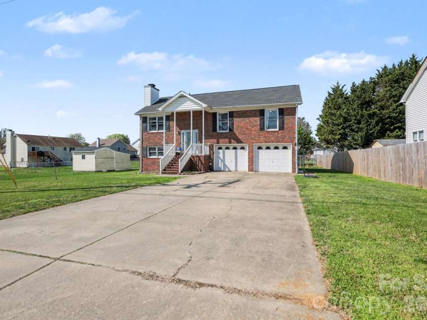 3904 Riverdale Road, Greensboro, NC 27406.  MLS# CAR4399416, YatesRealty ID 14176. 
