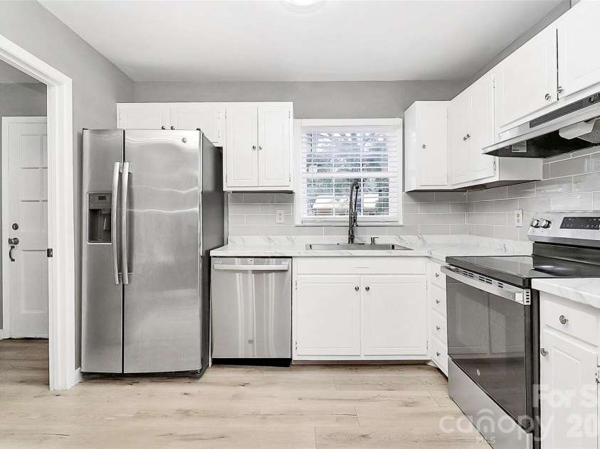 7118 April Ridge Lane, Charlotte, NC 28215.  MLS# CAR4321490, YatesRealty ID 14177. 