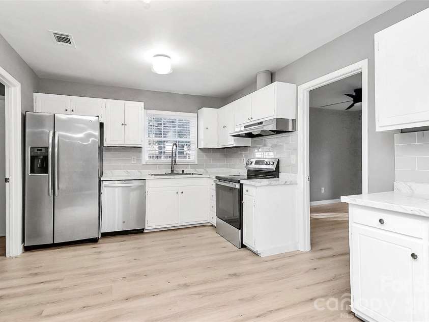 7118 April Ridge Lane, Charlotte, NC 28215.  MLS# CAR4321490, YatesRealty ID 14177. 