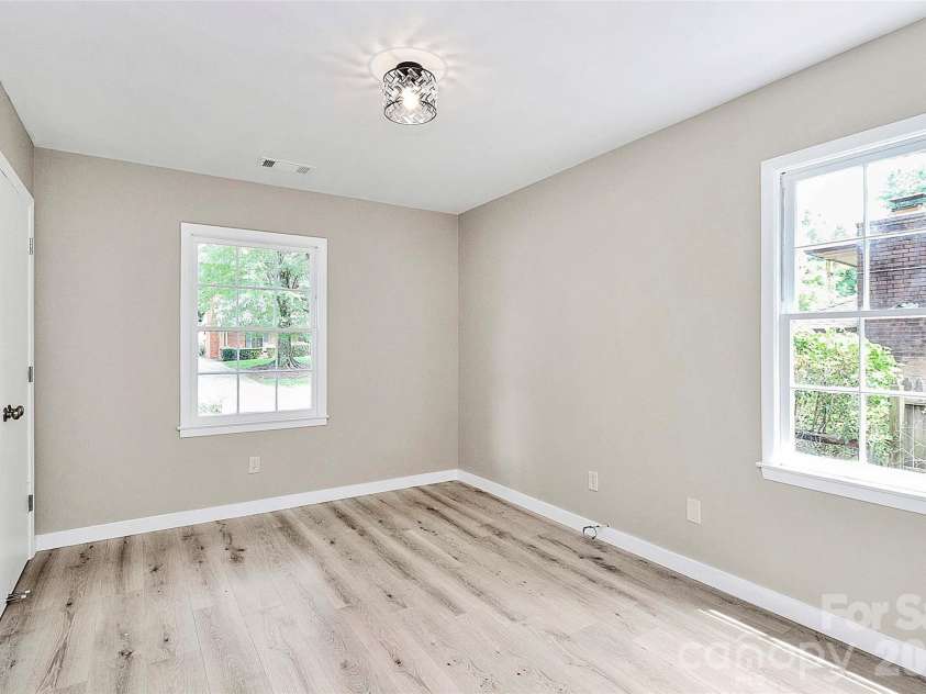 7118 April Ridge Lane, Charlotte, NC 28215.  MLS# CAR4321490, YatesRealty ID 14177. 