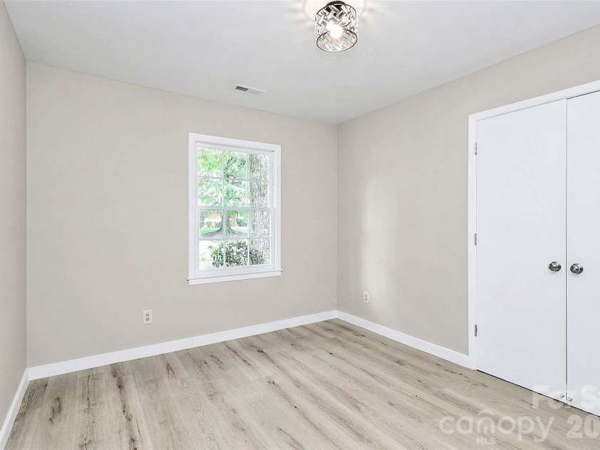 7118 April Ridge Lane, Charlotte, NC 28215.  MLS# CAR4321490, YatesRealty ID 14177. 