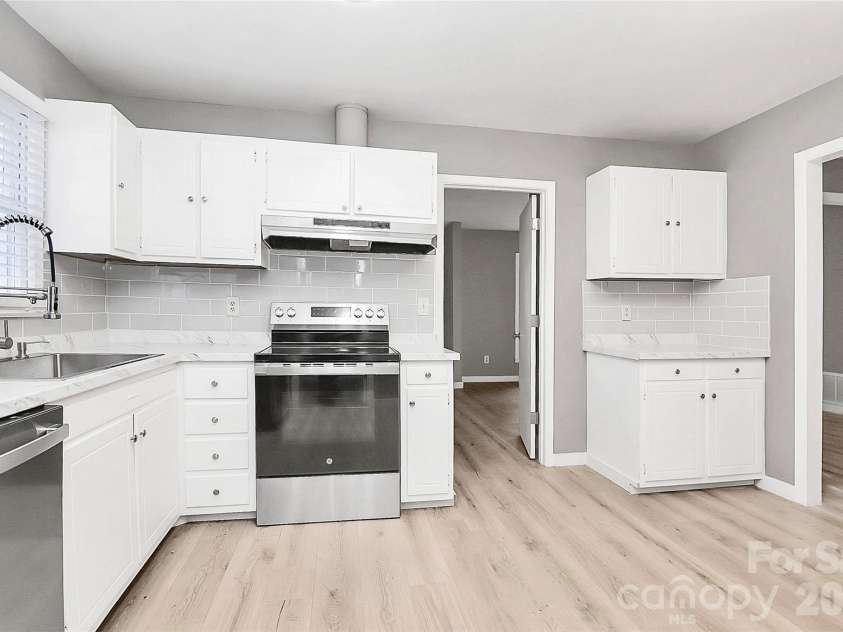 7118 April Ridge Lane, Charlotte, NC 28215.  MLS# CAR4321490, YatesRealty ID 14177. 