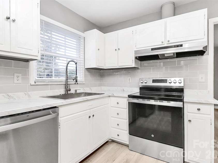 7118 April Ridge Lane, Charlotte, NC 28215.  MLS# CAR4321490, YatesRealty ID 14177. 
