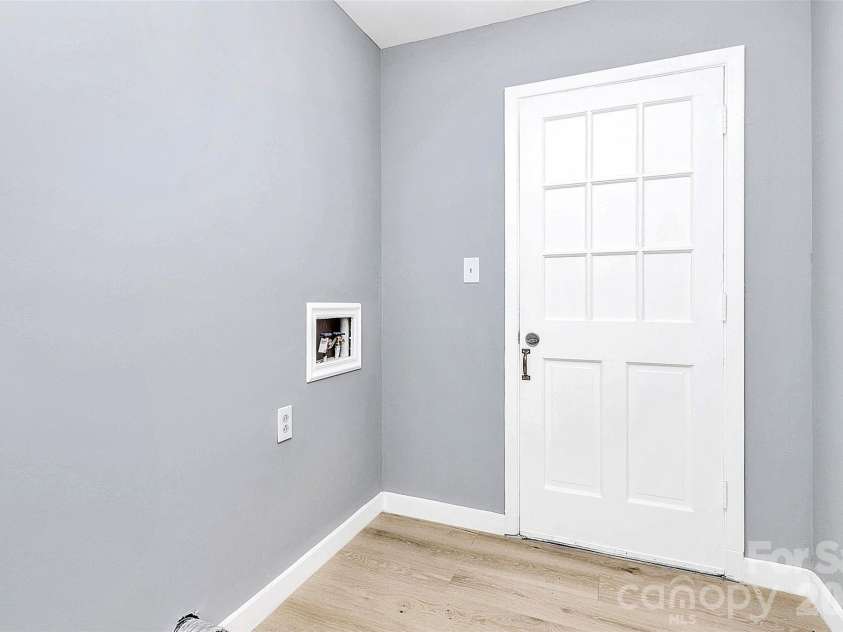 7118 April Ridge Lane, Charlotte, NC 28215.  MLS# CAR4321490, YatesRealty ID 14177. 
