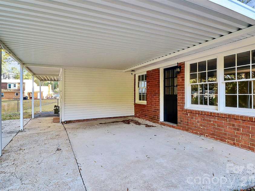 7118 April Ridge Lane, Charlotte, NC 28215.  MLS# CAR4321490, YatesRealty ID 14177. 