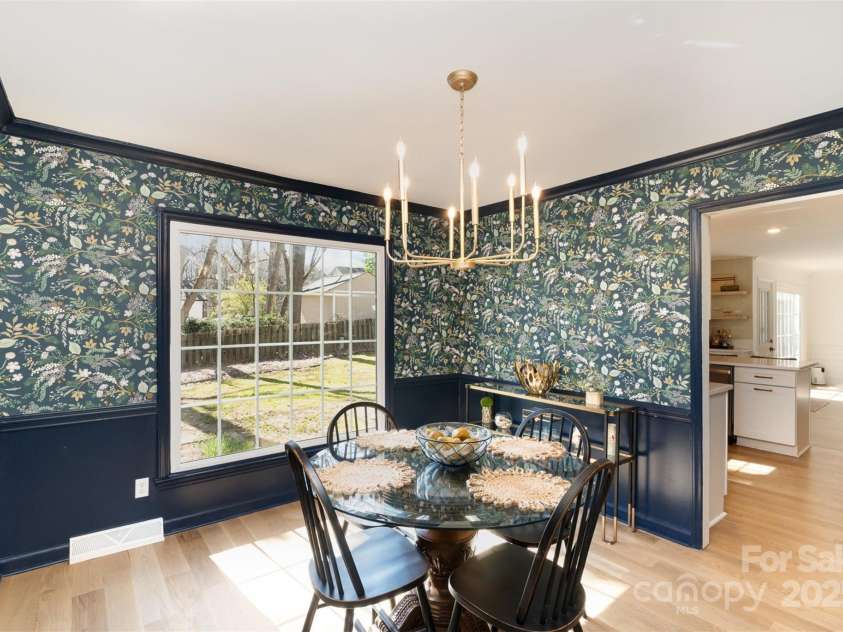6525 Castlegate Drive, Charlotte, NC 28226.  MLS# CAR4223050, YatesRealty ID 14179. Dining Room