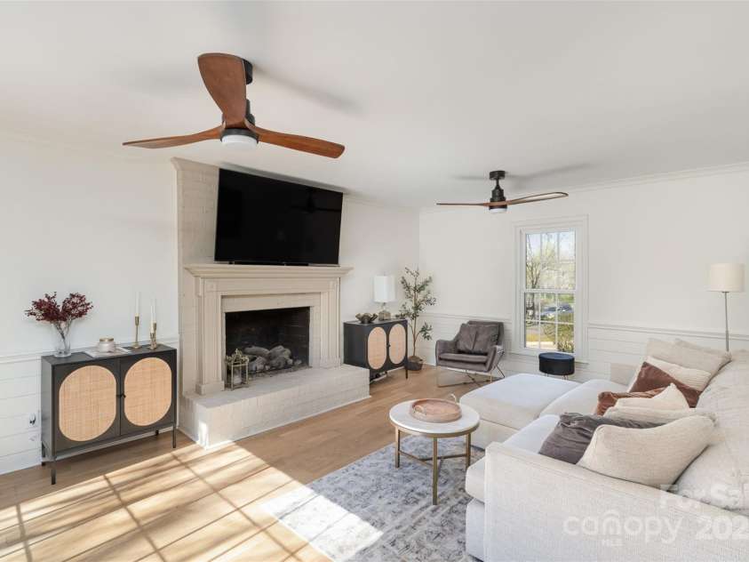 6525 Castlegate Drive, Charlotte, NC 28226.  MLS# CAR4223050, YatesRealty ID 14179. Family Room