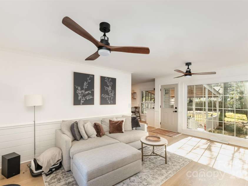 6525 Castlegate Drive, Charlotte, NC 28226.  MLS# CAR4223050, YatesRealty ID 14179. Family Room