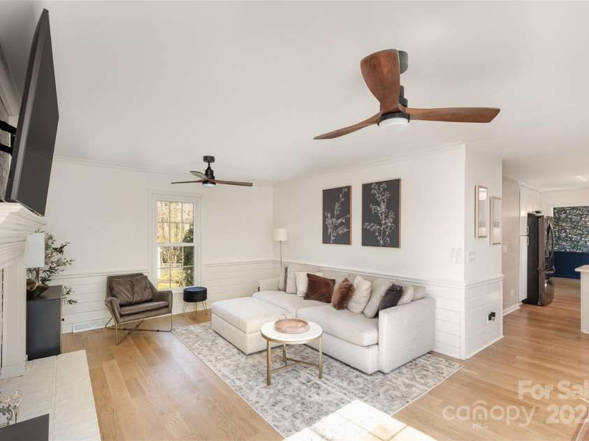 6525 Castlegate Drive, Charlotte, NC 28226.  MLS# CAR4223050, YatesRealty ID 14179. Family Room