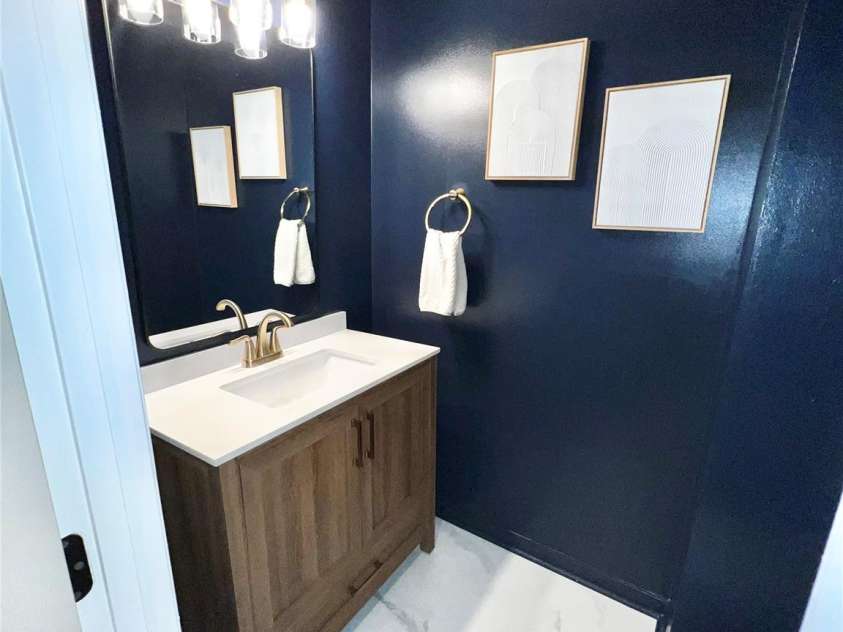 6525 Castlegate Drive, Charlotte, NC 28226.  MLS# CAR4223050, YatesRealty ID 14179. Half bathroom downstairs