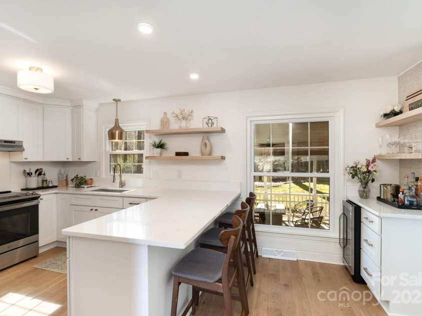 6525 Castlegate Drive, Charlotte, NC 28226.  MLS# CAR4223050, YatesRealty ID 14179. Kitchen
