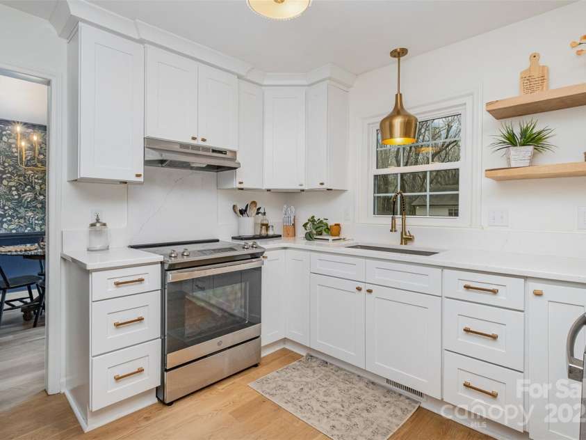 6525 Castlegate Drive, Charlotte, NC 28226.  MLS# CAR4223050, YatesRealty ID 14179. Kitchen