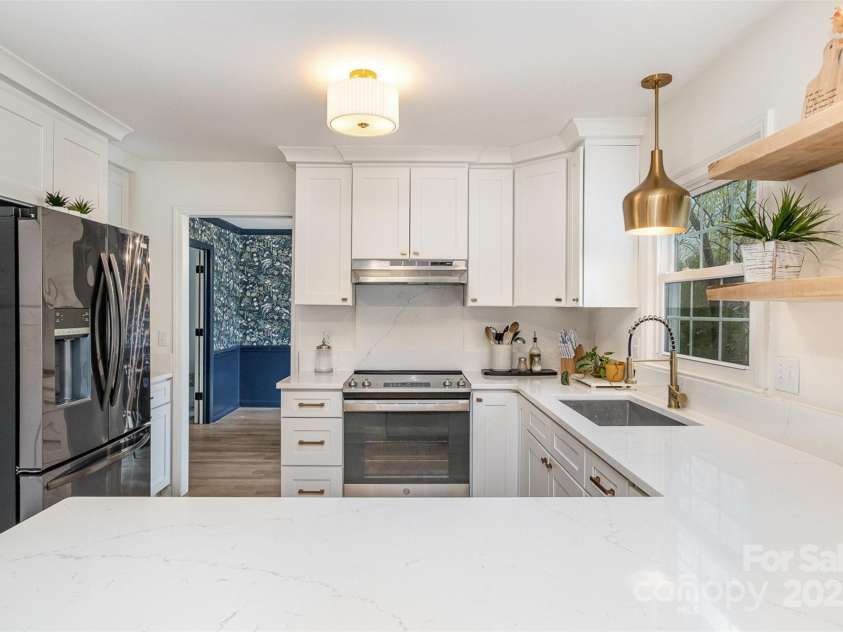 6525 Castlegate Drive, Charlotte, NC 28226.  MLS# CAR4223050, YatesRealty ID 14179. Kitchen