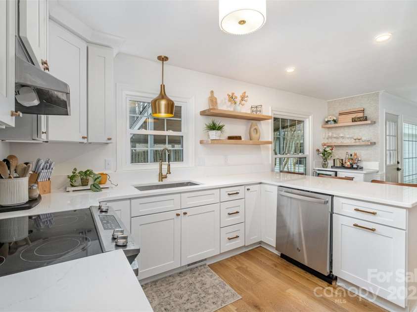 6525 Castlegate Drive, Charlotte, NC 28226.  MLS# CAR4223050, YatesRealty ID 14179. Kitchen
