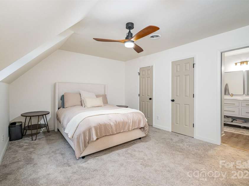 6525 Castlegate Drive, Charlotte, NC 28226.  MLS# CAR4223050, YatesRealty ID 14179. Primary Bedroom