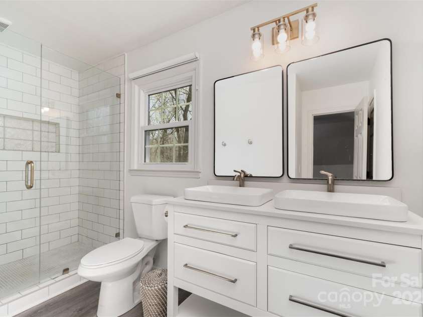 6525 Castlegate Drive, Charlotte, NC 28226.  MLS# CAR4223050, YatesRealty ID 14179. Primary ensuite