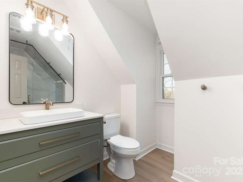 6525 Castlegate Drive, Charlotte, NC 28226.  MLS# CAR4223050, YatesRealty ID 14179. Second bathroom upstairs