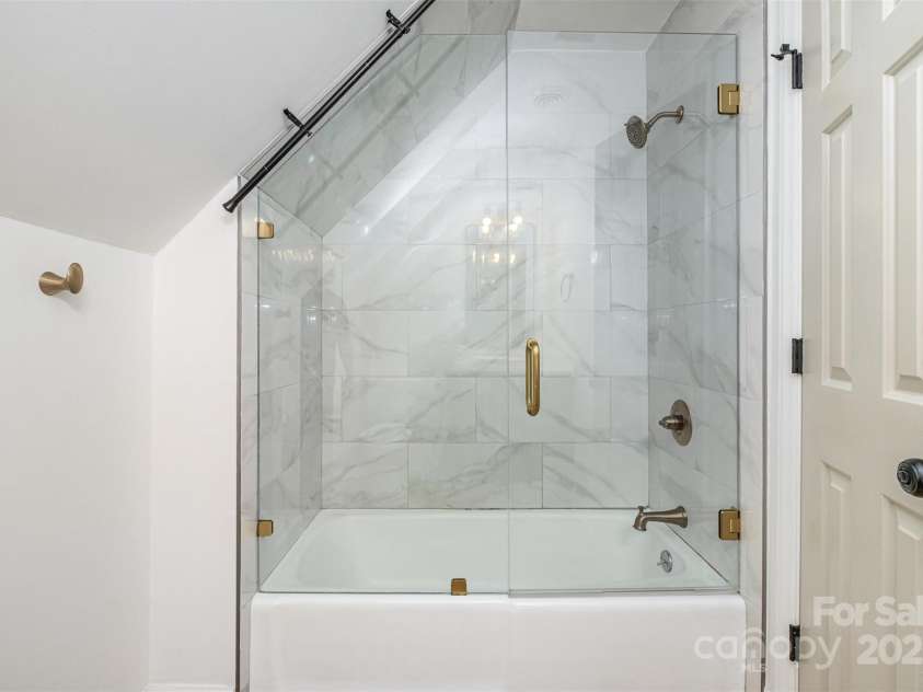 6525 Castlegate Drive, Charlotte, NC 28226.  MLS# CAR4223050, YatesRealty ID 14179. Second bathroom upstairs