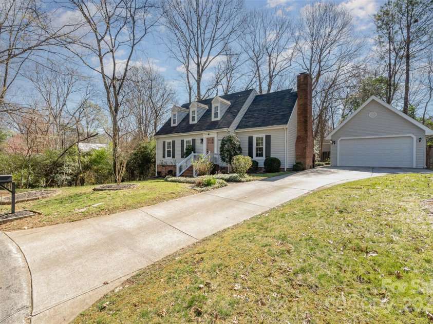 6525 Castlegate Drive, Charlotte, NC 28226.  MLS# CAR4223050, YatesRealty ID 14179. Set off the cul-de-sac with 2 car garage