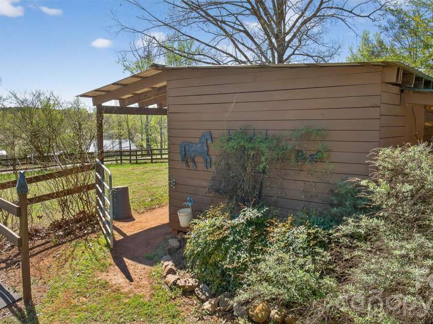 405 Loop Road, Campobello, SC 29322.  MLS# CAR4370899, YatesRealty ID 14181. 