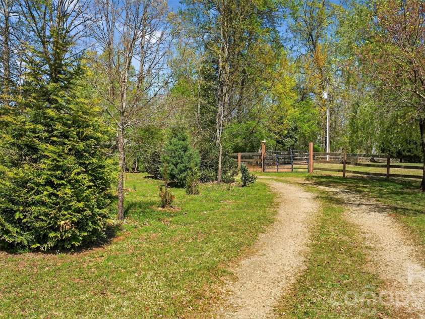 405 Loop Road, Campobello, SC 29322.  MLS# CAR4370899, YatesRealty ID 14181. 