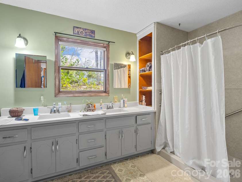 405 Loop Road, Campobello, SC 29322.  MLS# CAR4370899, YatesRealty ID 14181. Primary ensuite bathroom