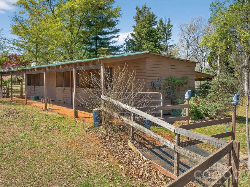 405 Loop Road, Campobello, SC 29322.  MLS# CAR4370899, YatesRealty ID 14181. The barn