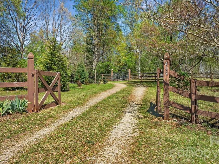405 Loop Road, Campobello, SC 29322.  MLS# CAR4370899, YatesRealty ID 14181. Welcome home!