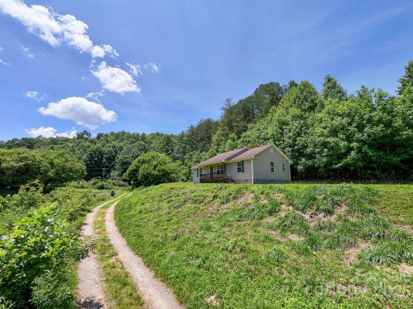 42 Leonard Davis Road, Robbinsville, NC 28771.  MLS# CAR4237867, YatesRealty ID 14181. 