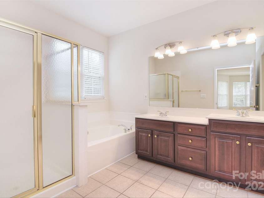 7206 Forrest Rader Drive, Mint Hill, NC 28227.  MLS# CAR4246731, YatesRealty ID 14182. PRIMARY BATH ON MAIN ELVEL