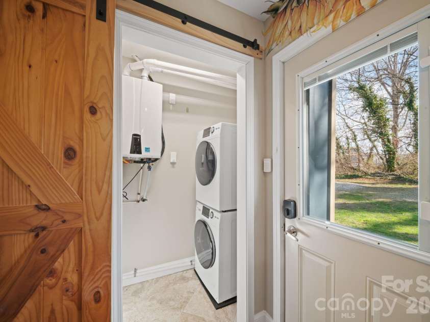 67 Howard Street, Asheville, NC 28806.  MLS# CAR4354981, YatesRealty ID 14184. Laundry off Kitchen