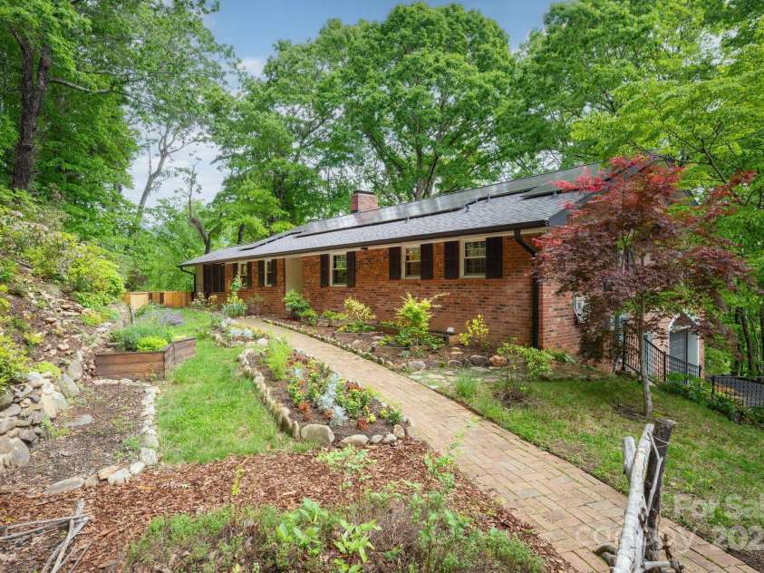 200 Allen Mountain Drive, Black Mountain, NC 28711.  MLS# CAR4255533, YatesRealty ID 14185. 