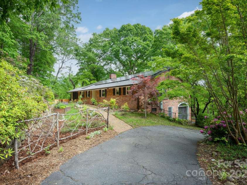 200 Allen Mountain Drive, Black Mountain, NC 28711.  MLS# CAR4255533, YatesRealty ID 14185. 