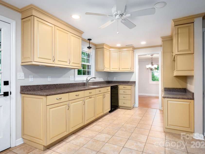 200 Allen Mountain Drive, Black Mountain, NC 28711.  MLS# CAR4255533, YatesRealty ID 14185. 