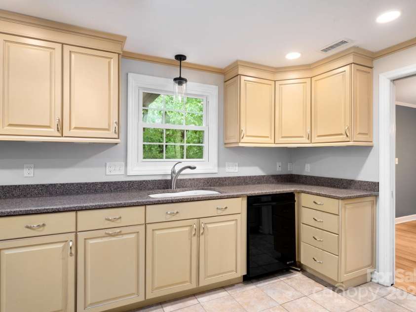 200 Allen Mountain Drive, Black Mountain, NC 28711.  MLS# CAR4255533, YatesRealty ID 14185. 