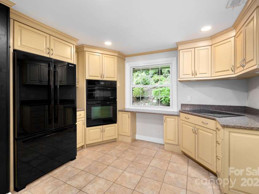 200 Allen Mountain Drive, Black Mountain, NC 28711.  MLS# CAR4255533, YatesRealty ID 14185. 