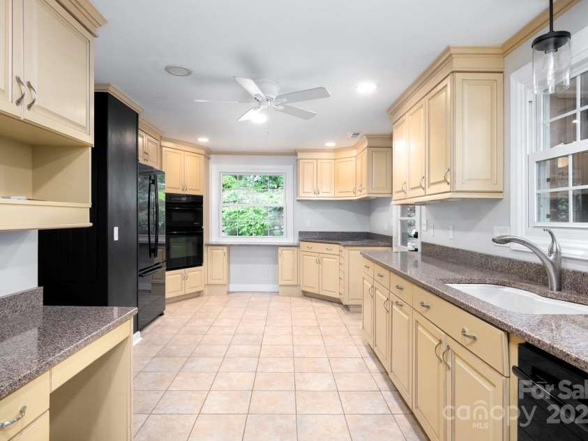 200 Allen Mountain Drive, Black Mountain, NC 28711.  MLS# CAR4255533, YatesRealty ID 14185. 